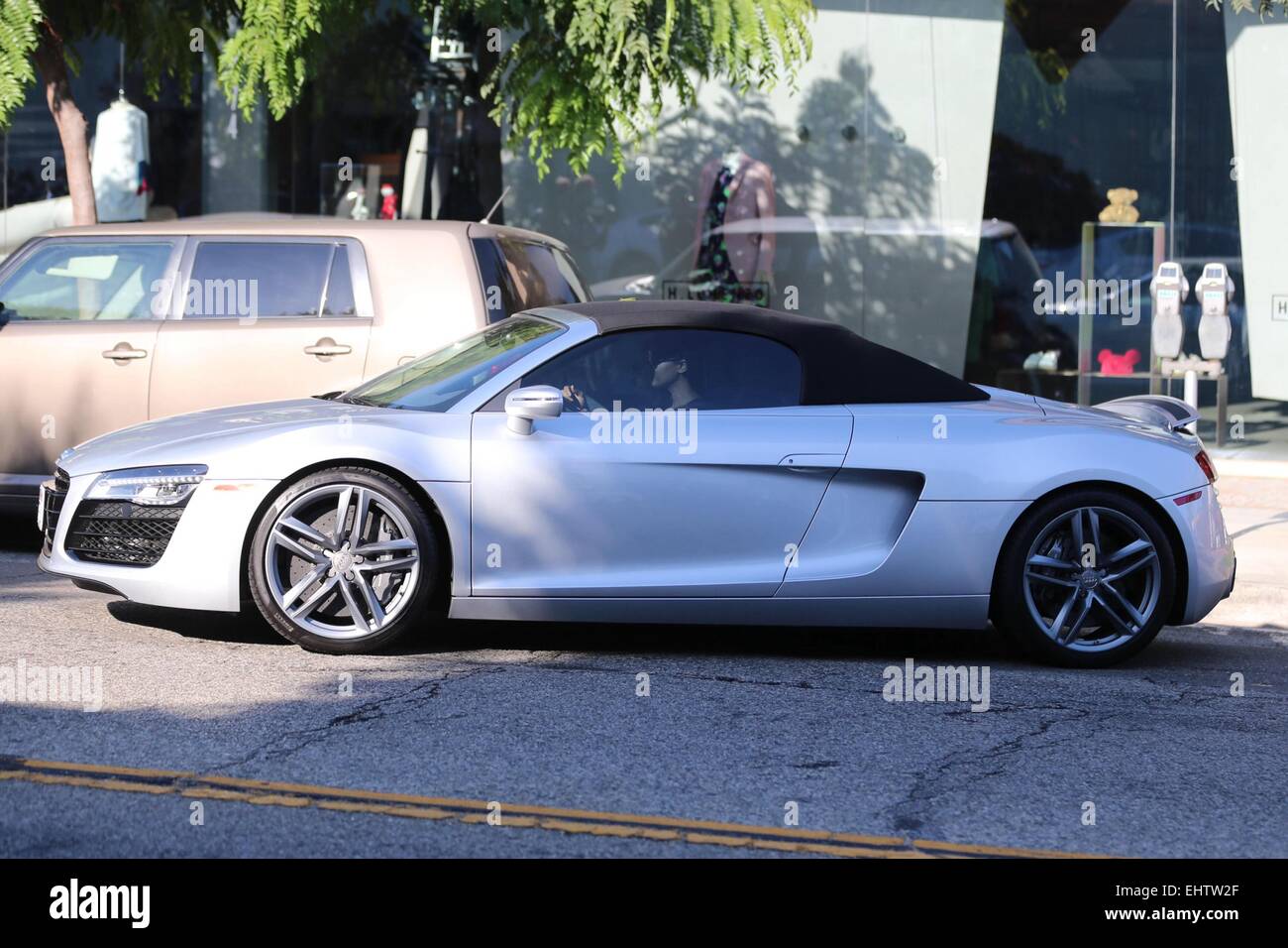 Embarazada Zoe Saldana Tiendas De Suministros Para Bebes En Bel Bambini En Robertson Boulevard Con Su Esposo Marco Perego Y Su Perro Adoptado Refugio Mugsy La Pareja Deja En Su Audi R8