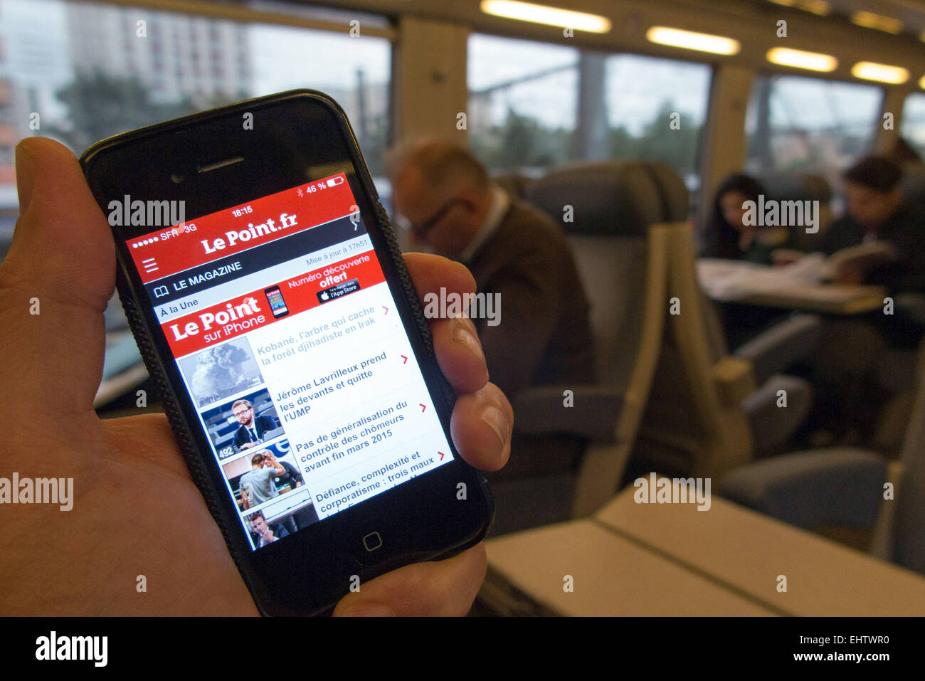 La lectura de la prensa EN UN SMARTPHONE Foto de stock