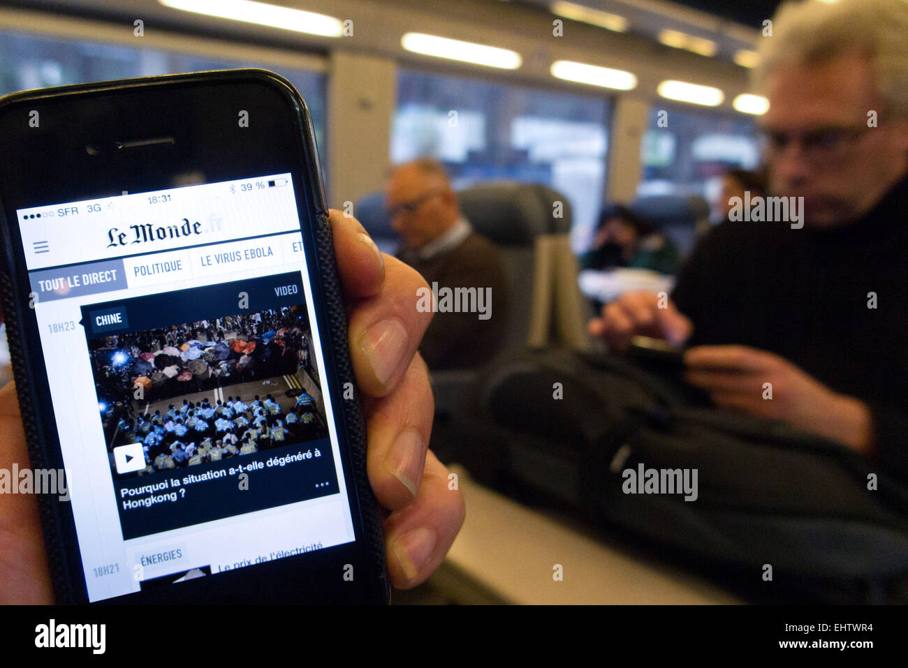 La lectura de la prensa EN UN SMARTPHONE Foto de stock