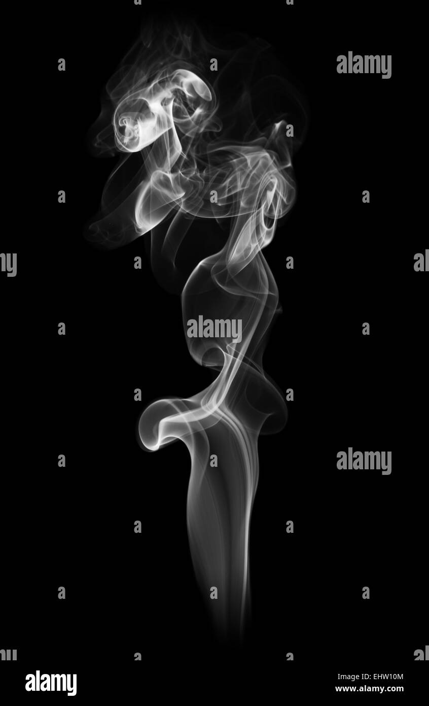 Abstracto aislado de humo blanco sobre fondo negro Foto de stock