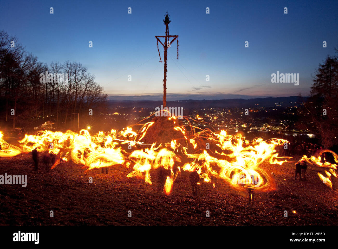 Antorcha se balanceen en fuego de Pascua en Attendorn. Foto de stock
