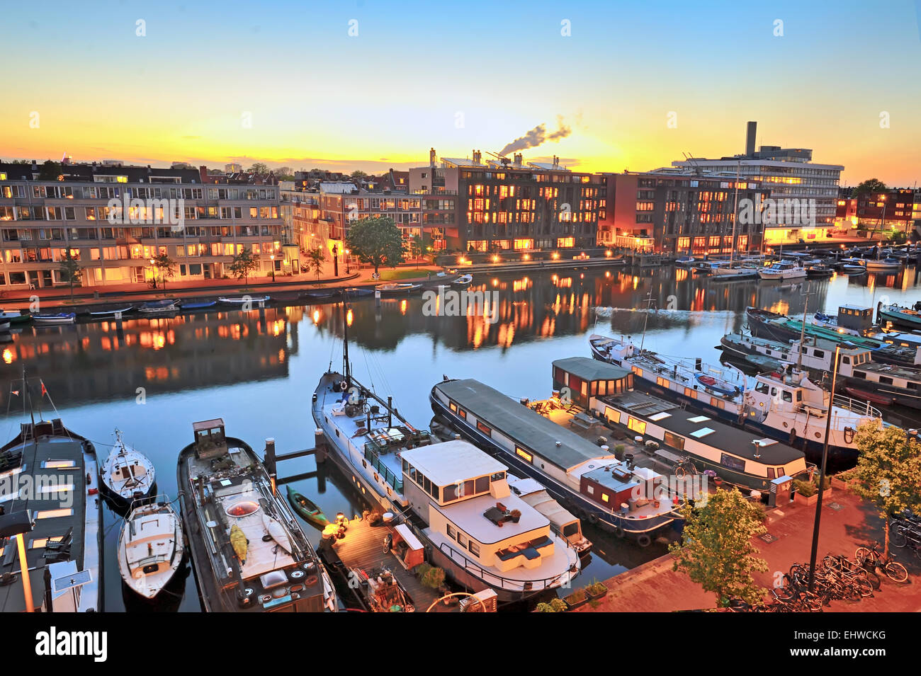 Canal en Amsterdam en noche de verano Foto de stock