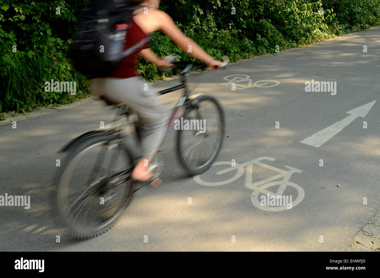 Desenfoque de movimiento de un ciclista Foto de stock