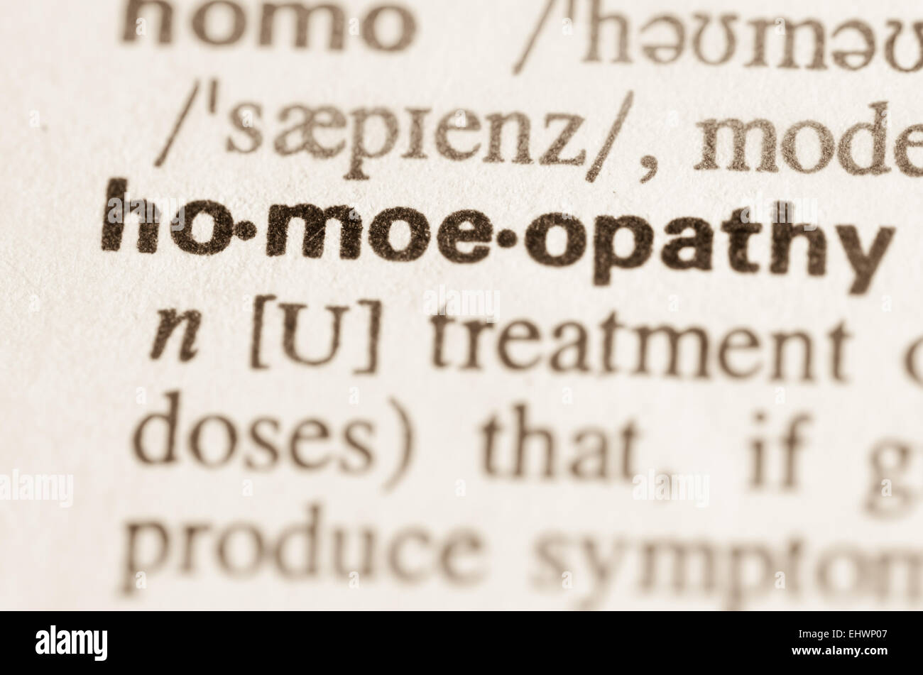 Definición de la palabra homeopatía en el diccionario. Foto de stock