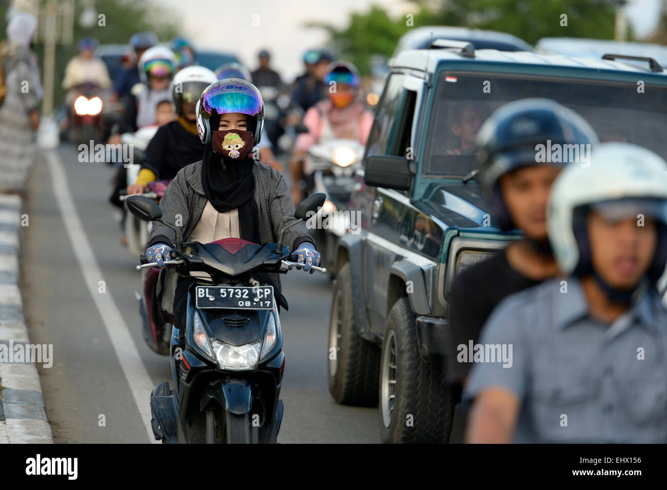 Banda Aceh, Indonesia, los conductores de ciclomotores en hora punta Foto de stock