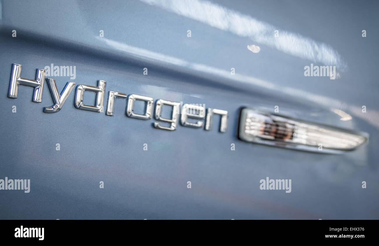 Imagen de energía ambiental del signo en el lateral de un moderno coche de hidrógeno Foto de stock