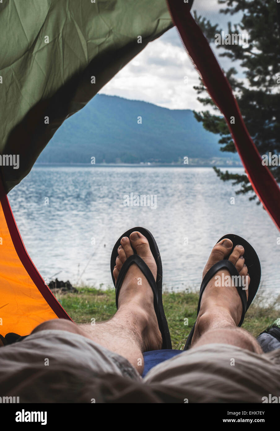 Bulgaria, la pierna del hombre en una carpa con vista al agua Fotografía de  stock - Alamy