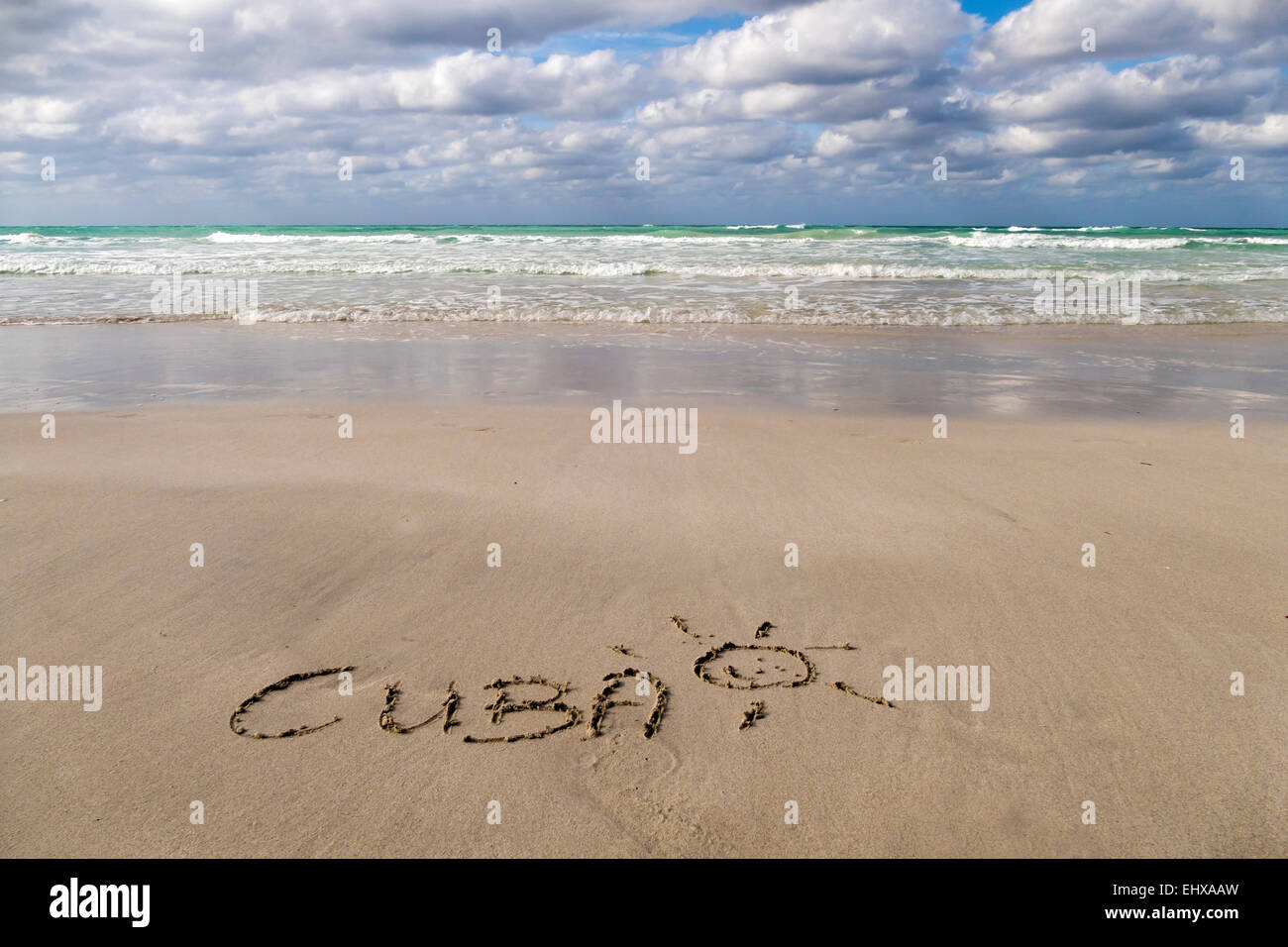 Cuba, Varadero, la palabra "Cuba" tallado en la arena mojada Foto de stock