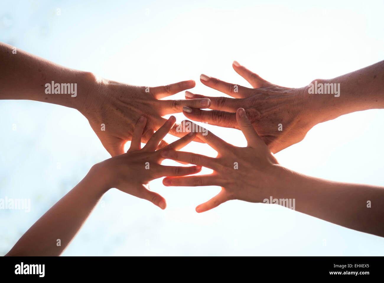 Cerca de una familia manos juntas contra la luz solar, Baviera, Alemania Foto de stock