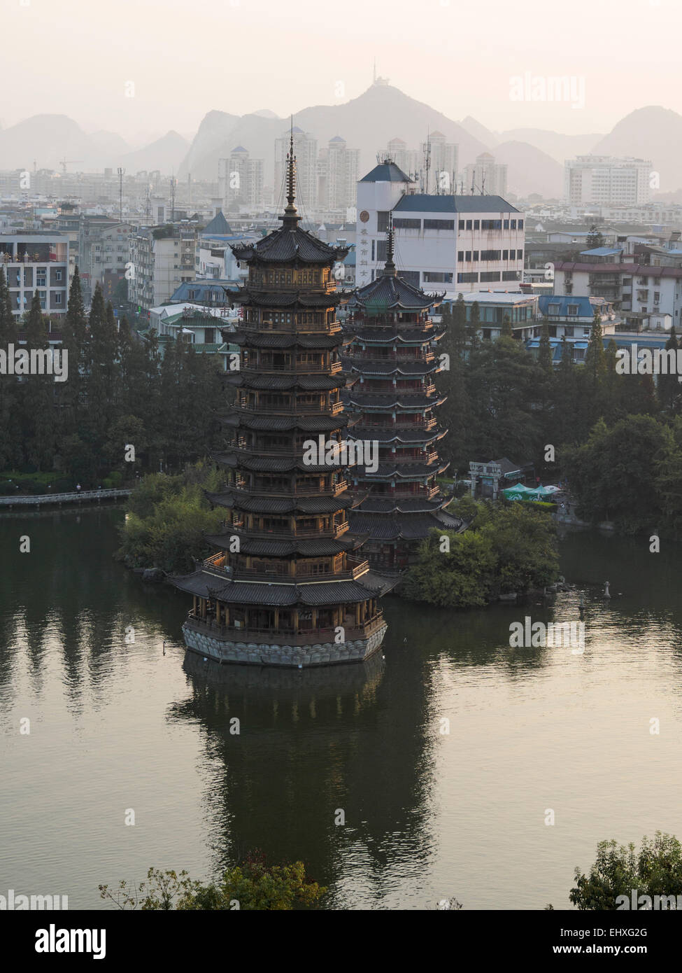 El Sol y la Luna, pagodas en el Lago Banyan en Guilin, China Foto de stock