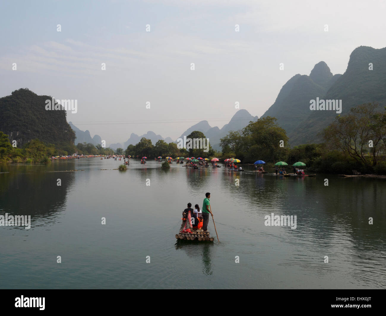Crucero Turístico por el río Li, cerca de Yangshuo, Guilin, China Foto de stock