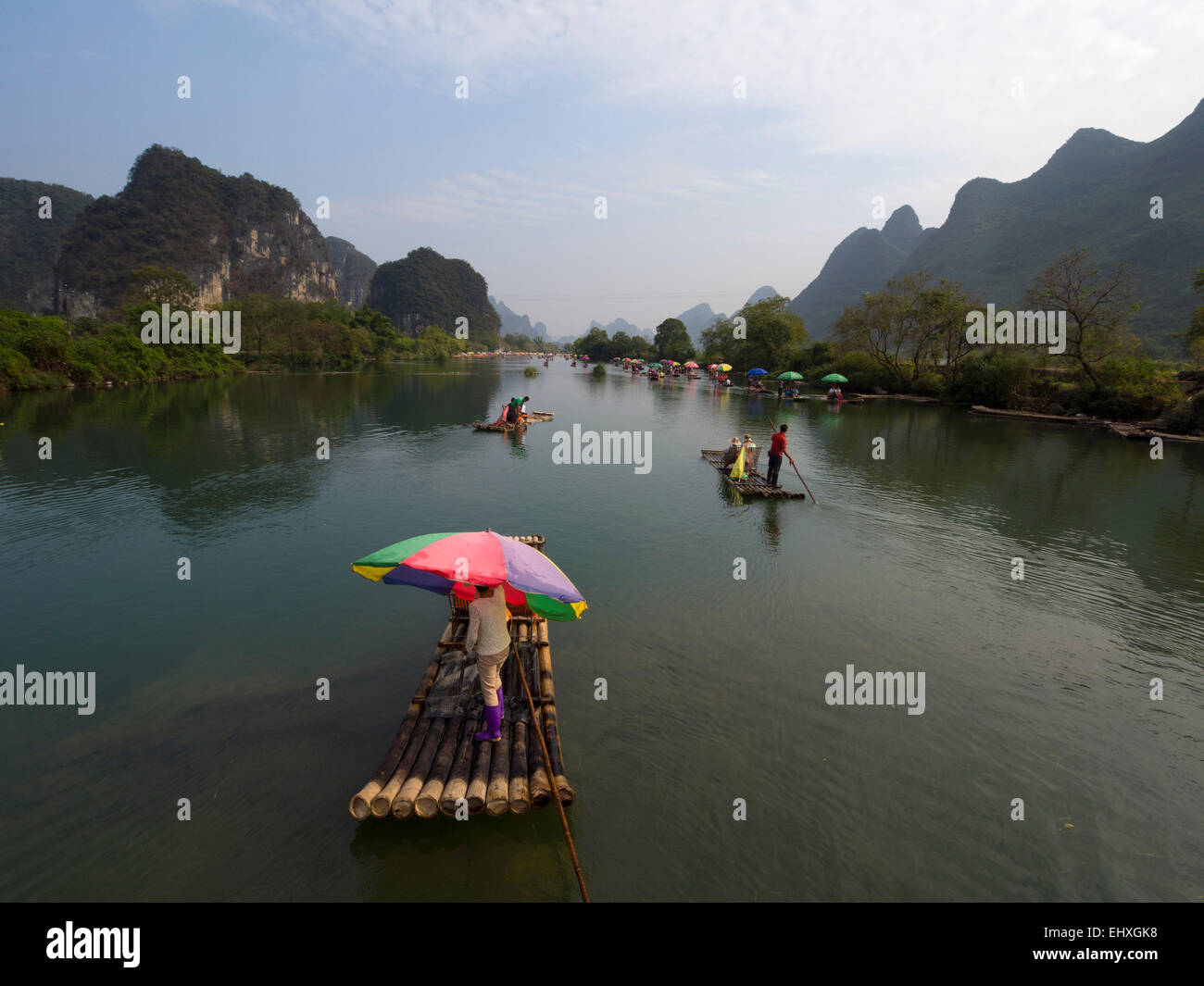 Crucero Turístico por el río Li, cerca de Yangshuo, Guilin, China Foto de stock
