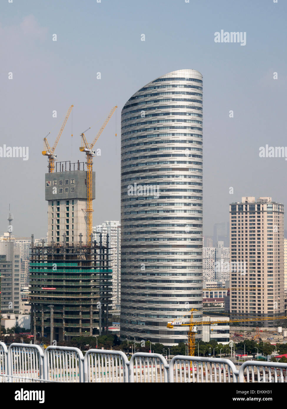 Rascacielos en construcción en Shangai, China Foto de stock