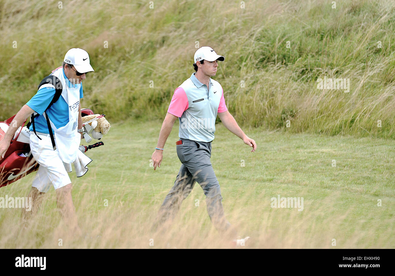 Rory McIlroy, Open de Golf, Hoylake, Royal Liverpool, de 2014, último día, Paseos, Fairway, Open Británico, con Caddie, Foto de stock