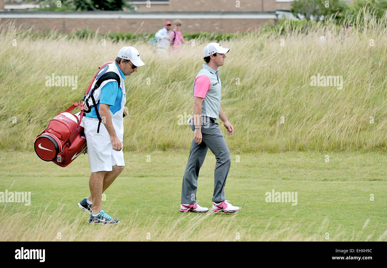 Rory McIlroy, Open de Golf, Hoylake, Royal Liverpool, de 2014, último día, Paseos, Fairway, Open Británico, con Caddie, Foto de stock