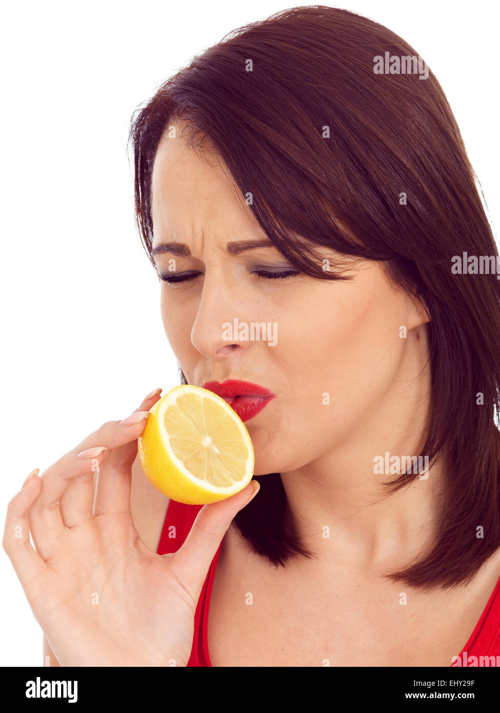 Joven mujer atractiva degustación de un Bitter Lemon Foto de stock