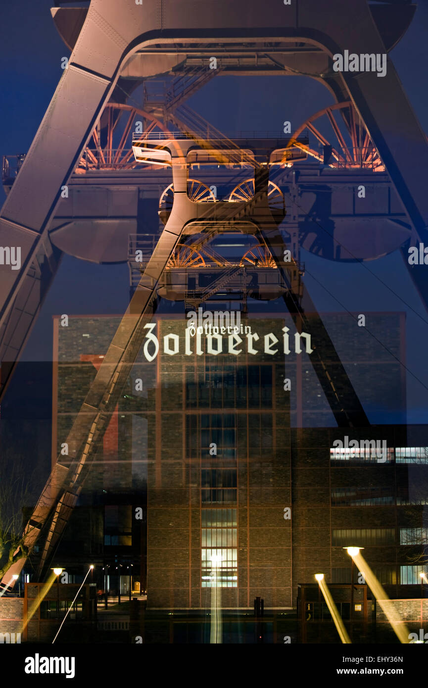 Torre del eje 12 sitio del patrimonio mundial de la UNESCO Zeche Zollverein, en Essen, en la noche, Katernberg Ruhrgebiet, Alemania Foto de stock