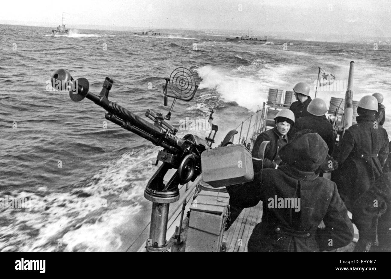 Barco patrulla de la marina soviética en la entrada a la bahía de Sebastopol sobre 1944 Foto de stock