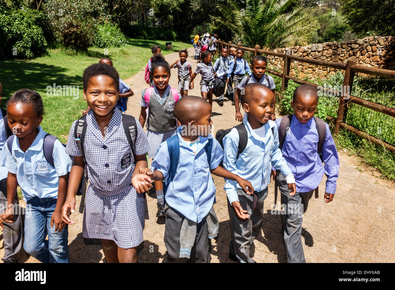Johannesburgo Sudáfrica,Zoo,Negro chico niños niños niñas niñas,niña joven,estudiantes estudiantes viaje de campo,uniforme,SAfri150304040 Foto de stock