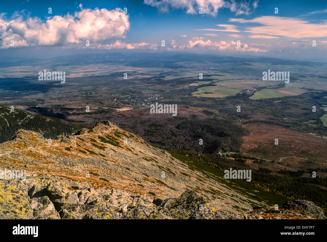 Pintoresco valle debajo de las montañas de Tatra en Eslovaquia Foto de stock