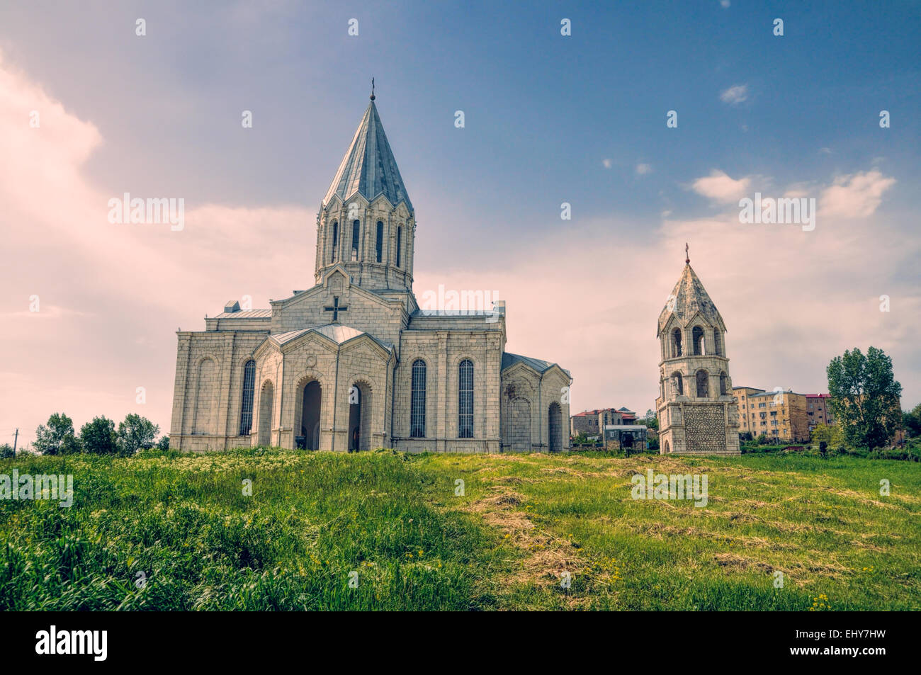 Hermosa iglesia cristiana en montañoso Karabaj Foto de stock