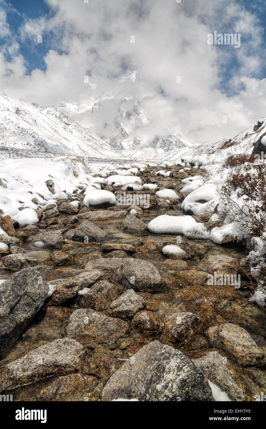 Corriente de agua en montañas de Himalaya cerca del Kangchenjunga, la tercera montaña más alta en el mundo Foto de stock