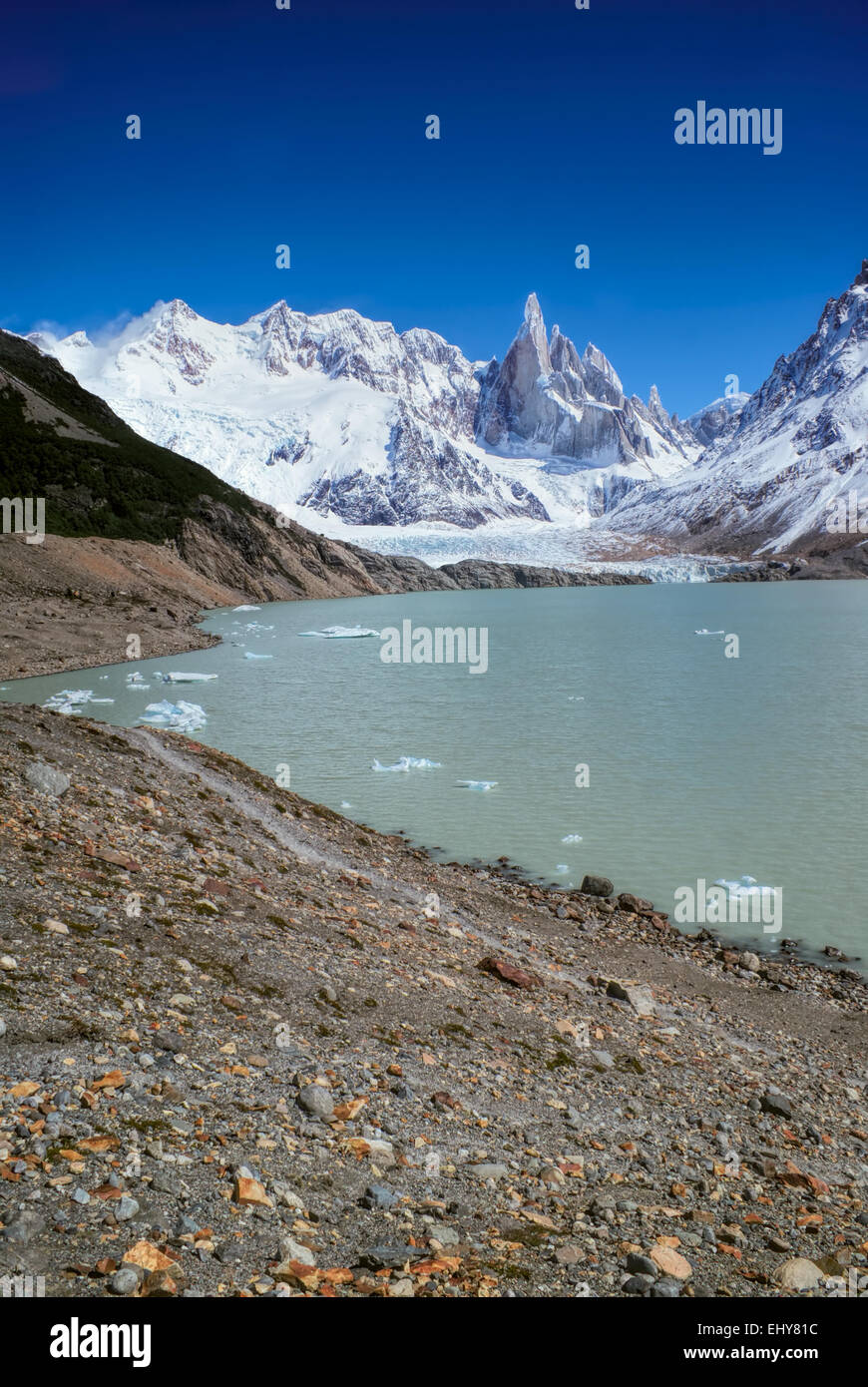 Vista pintoresca de orilla rocosa en el Parque Nacional Los Glaciares Foto de stock