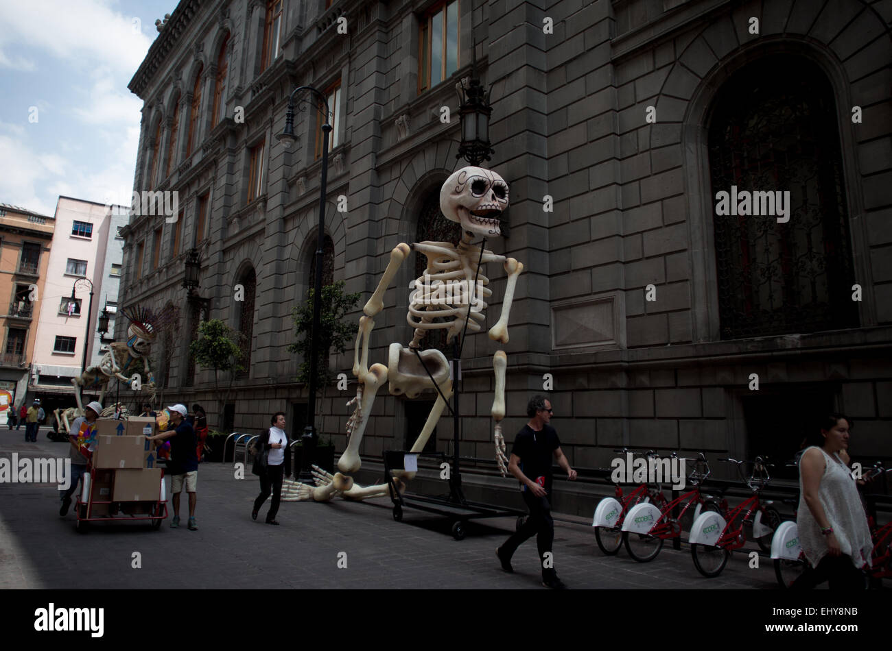 Ciudad de México, México. 18 Mar, 2015. Los empleados organizar los soportes para el rodaje de la nueva película de James Bond "fantasma en el centro de la Ciudad de México, capital de México, el 18 de marzo de 2015. Crédito: Alejandro Ayala/Xinhua/Alamy Live News Foto de stock