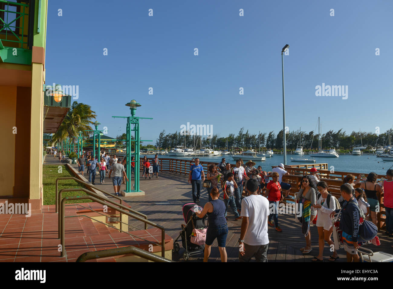 La gente pasea en La Guancha Boardwalk. Ponce, Puerto Rico. Todo el estadounidense. del Caribe Fotografía de stock - Alamy