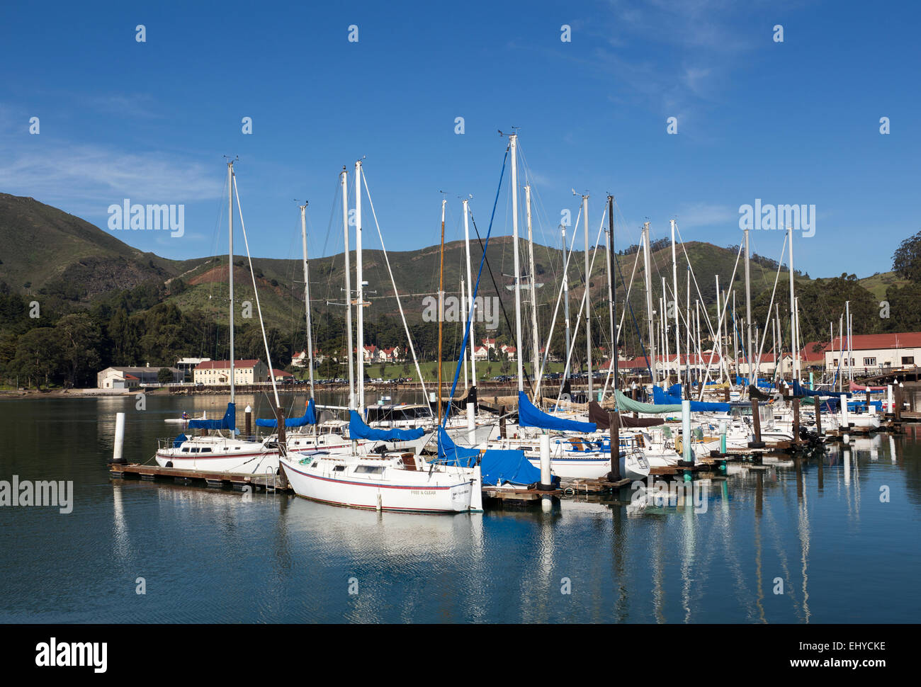 Veleros, acoplado, Travis Marina, de Horseshoe Bay, Fort Baker, Sausalito, Marin County, California, Estados Unidos Foto de stock