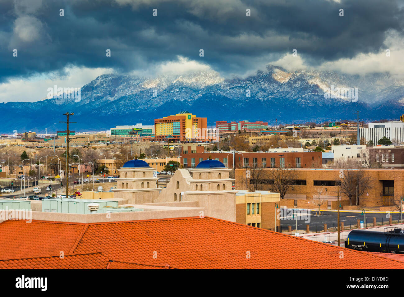 Vista de las montañas distantes y edificios en Albuquerque, Nuevo México. Foto de stock
