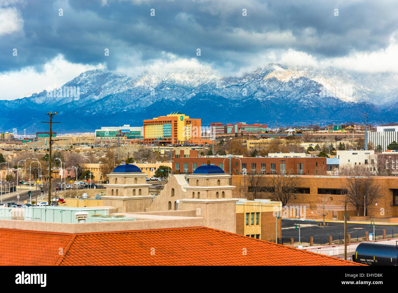 Vista de las montañas distantes y edificios en Albuquerque, Nuevo México. Foto de stock