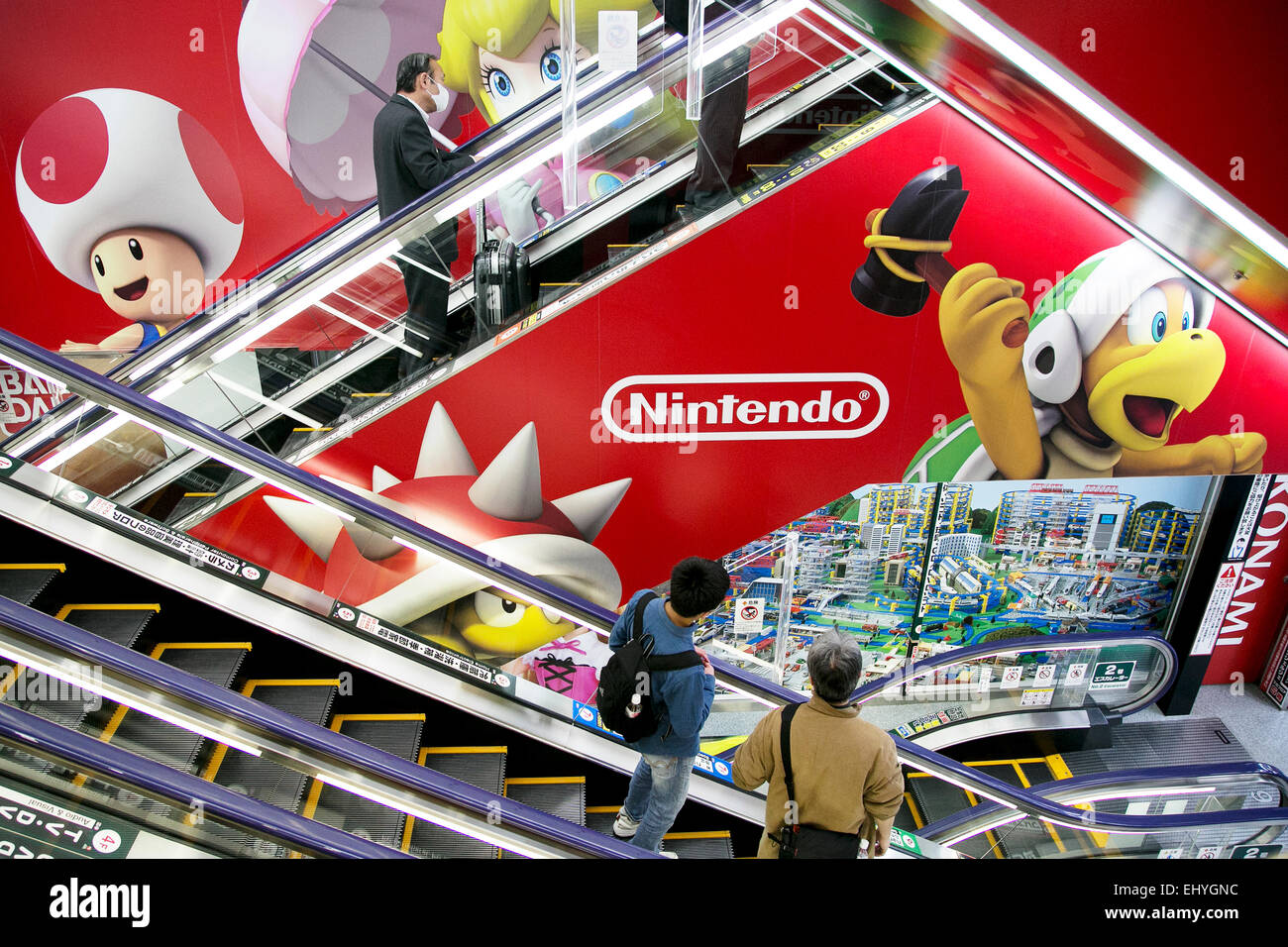 Personajes de Nintendo carteles en una tienda de electrónica en el distrito  de Akihabara el 19 de marzo de 2015, Tokio, Japón. En una conferencia de  prensa el martes 17 de Nintendo