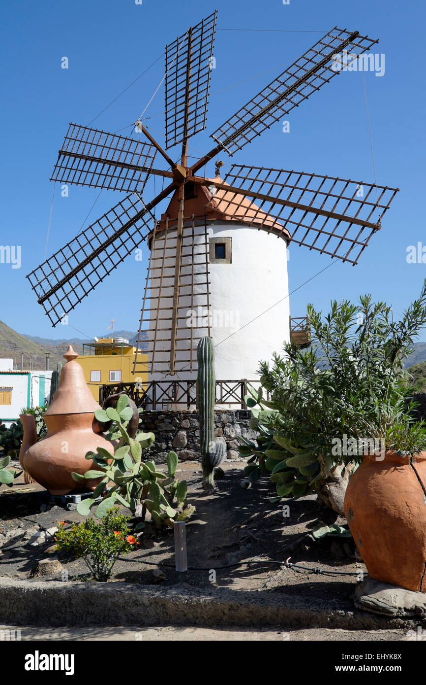 Molino de Viento, un molino de viento típico canario, cerca de Mogán, Gran Canaria, España Foto de stock