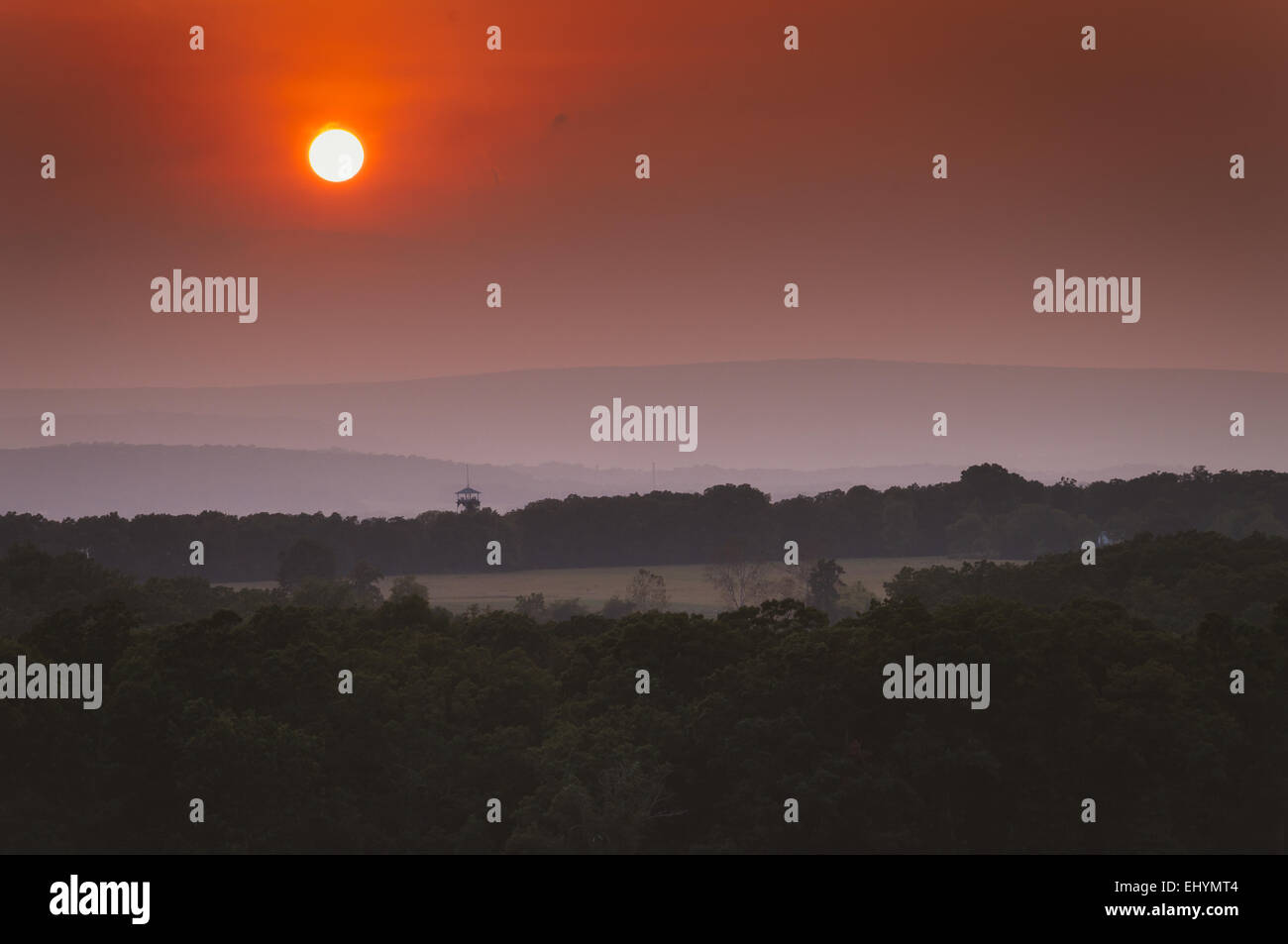 Sunset nebuloso sobre los Montes Apalaches de Little Round Top, en  Gettysburg, Pennsylvania Fotografía de stock - Alamy