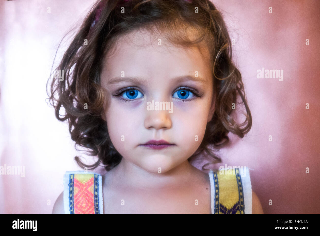 Retrato de una chica con ojos azules penetrantes Foto de stock