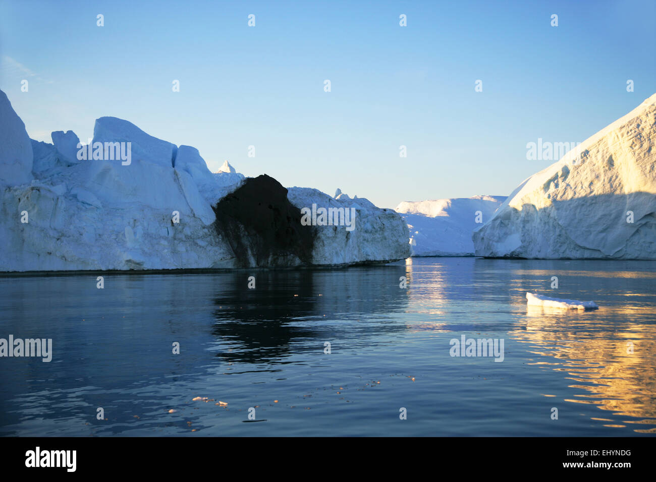 Iceberg con Black ice basal, Ilulissat, Groenlandia Foto de stock