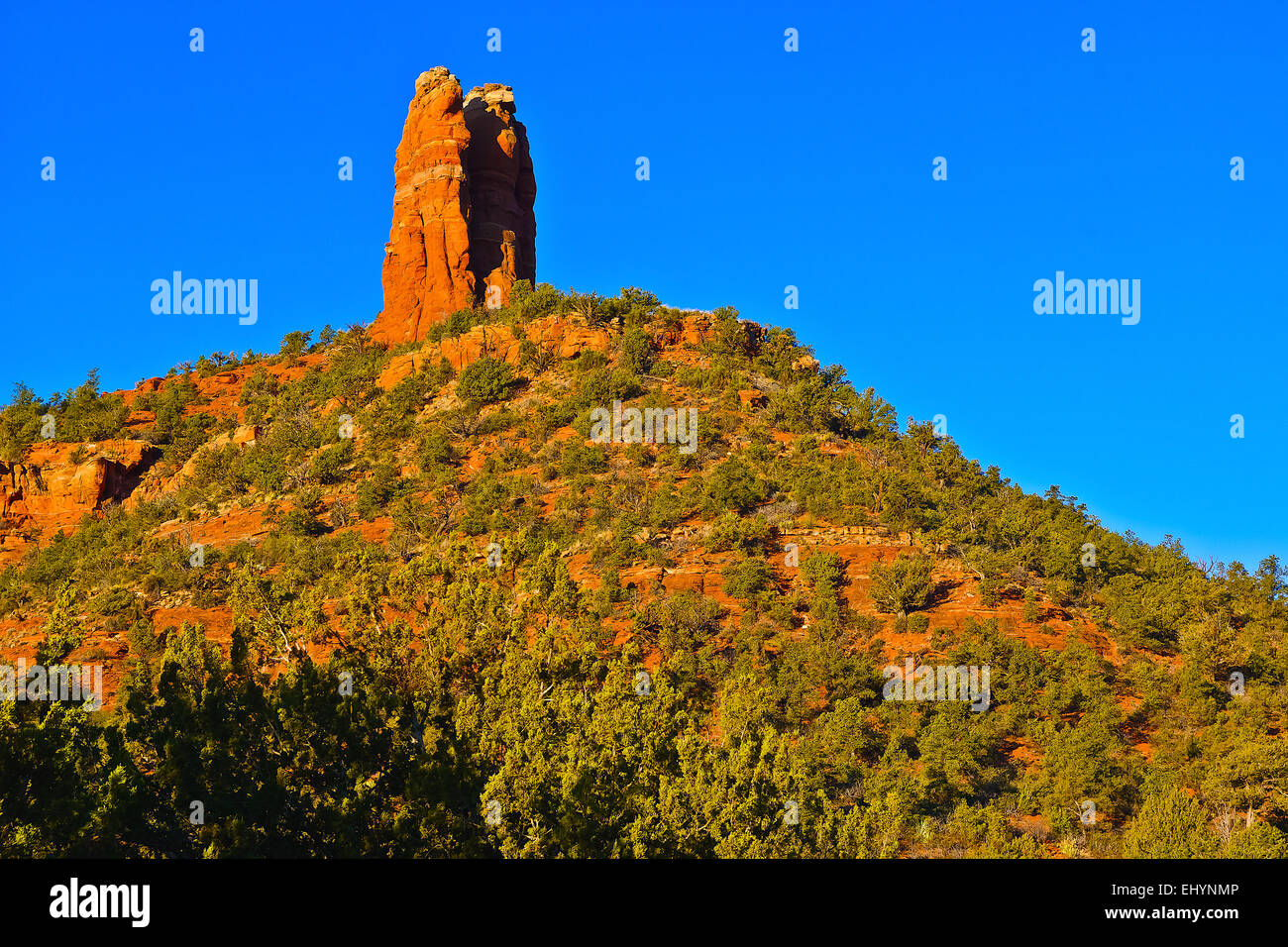 Chimney Rock visto desde el Adante Trail, Sedona, Arizona, EE.UU. Foto de stock