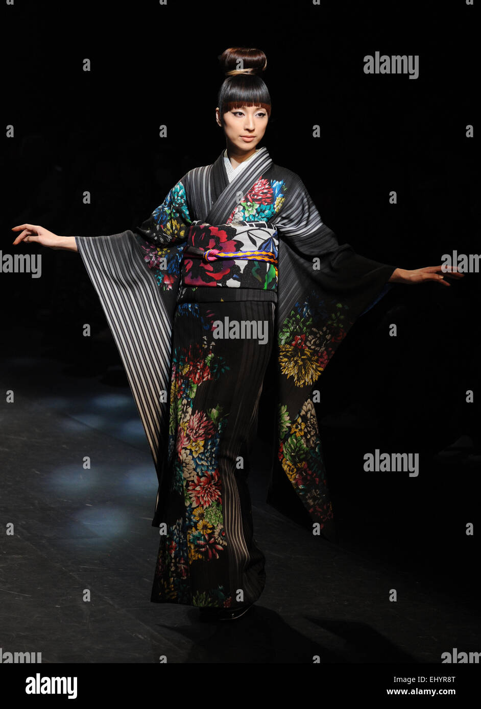 Tokio, Japón. 19 Mar, 2015. Una modelo muestra una creación diseñada por Jotaro Saito durante la Semana de la moda de Tokio 2015 colección Otoño/Invierno en Tokio, Japón, 19 de marzo de 2015. Crédito: Stringer/Xinhua/Alamy Live News Foto de stock