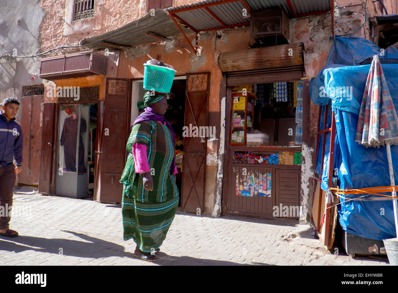 Dos Mujeres Marroquíes Visto Desde La Parte Posterior Vestido Con Chilaba  Típica Azul Y Marrón Caminar Por Las Calles De La Medina De Marrakech,  Marruecos Fotos, retratos, imágenes y fotografía de archivo