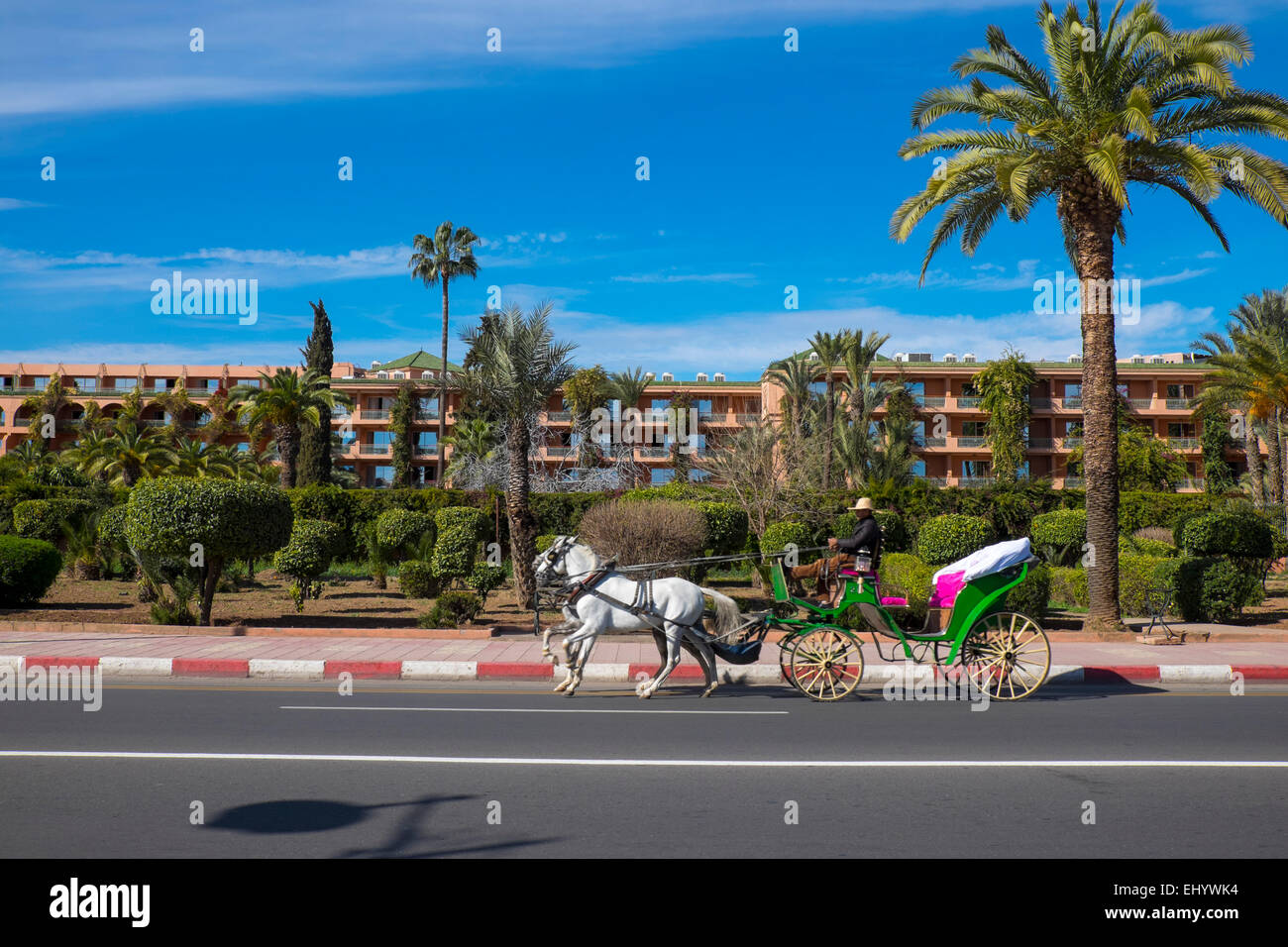 Modernos edificios de apartamentos, carruaje, Marrakech, Marrakech, Marruecos, Norte de África Foto de stock