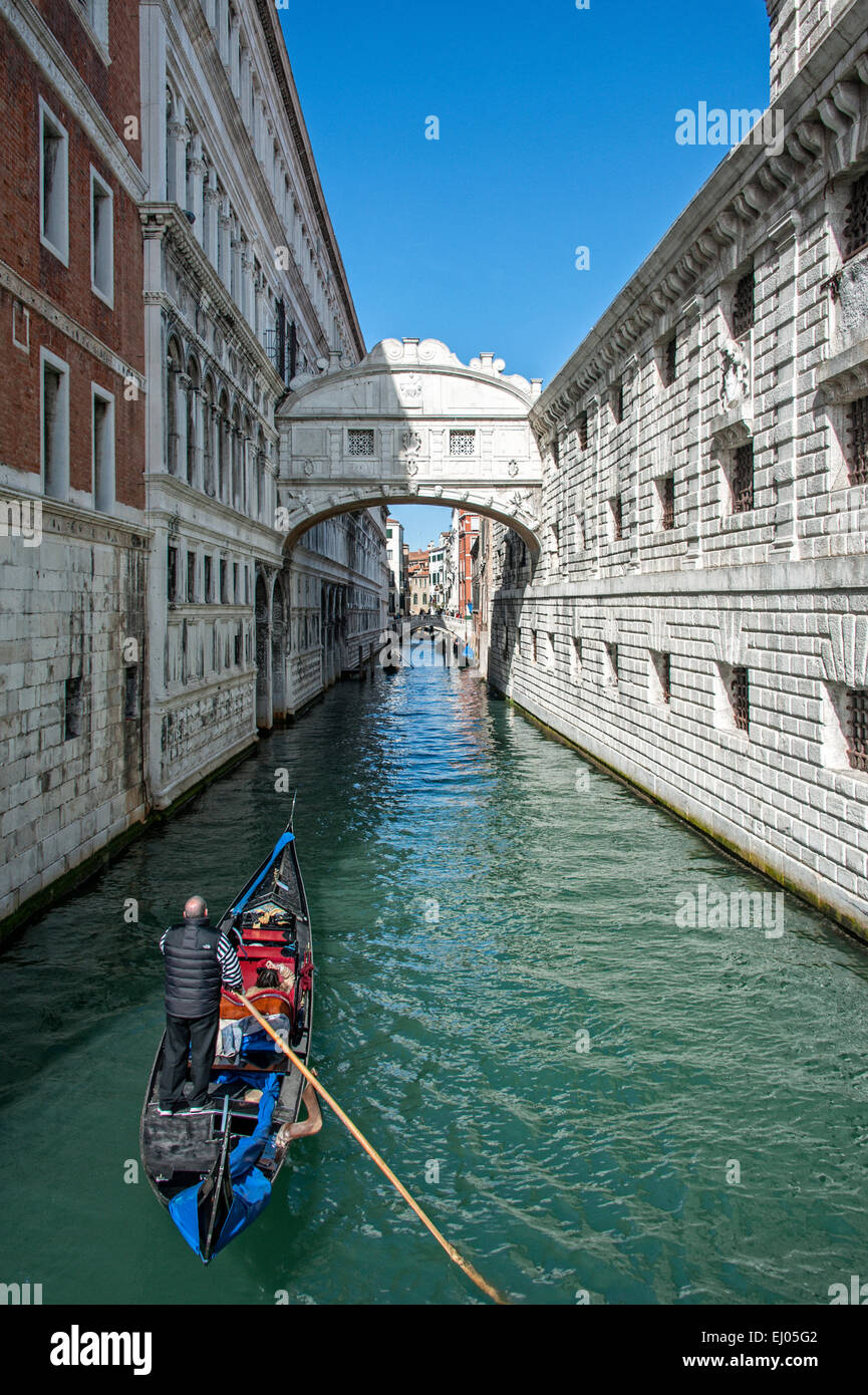 Ponte dei Sospiri, el Puente de los suspiros en el Palazzo Ducale, el palacio Ducal con la góndola. Foto de stock