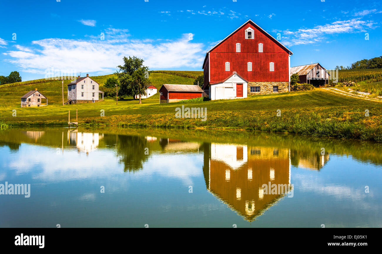 Reflejo de la casa y el granero en un pequeño estanque, en la zona rural del Condado de York, Pennsylvania. Foto de stock
