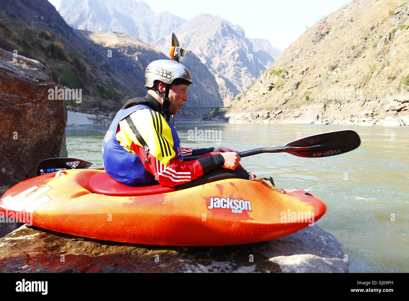 Nujiang, la Provincia china de Yunnan. 19 Mar, 2015. Mundo kayak canoa y  Freestyle Champion Nick Troutman aclamaciones por su cuñado, el Dane  Jackson de los Estados Unidos durante la sesión de