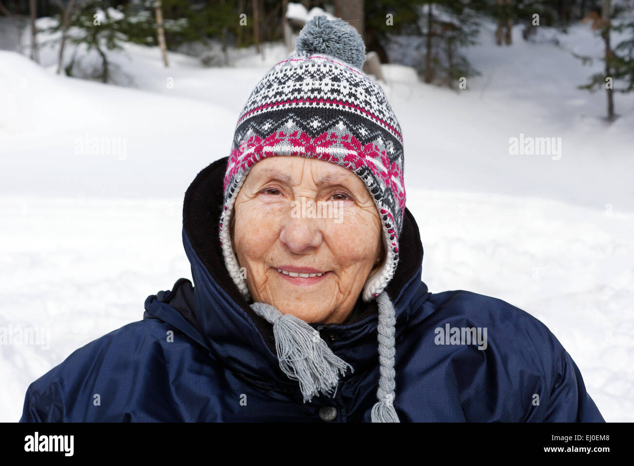Retrato de mujer mayor con gorro de lana disfrutando de frío