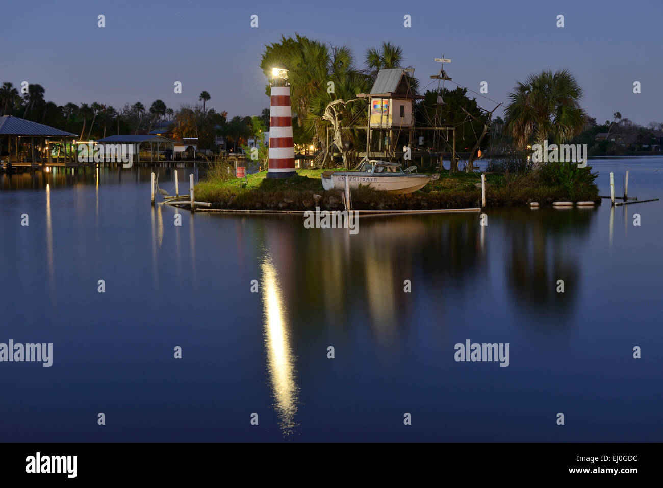Ee.Uu., Florida, Citrus County, Homosassa, Riverside Resort, Monkey Island en la noche Foto de stock