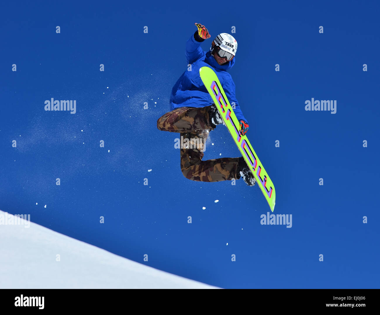 VERBIER, Suiza - 21 de febrero: Freestyle Snowboard realizar agarre trasero stunt y trailing nieve: Febrero 21, 2014 en Ver. Foto de stock