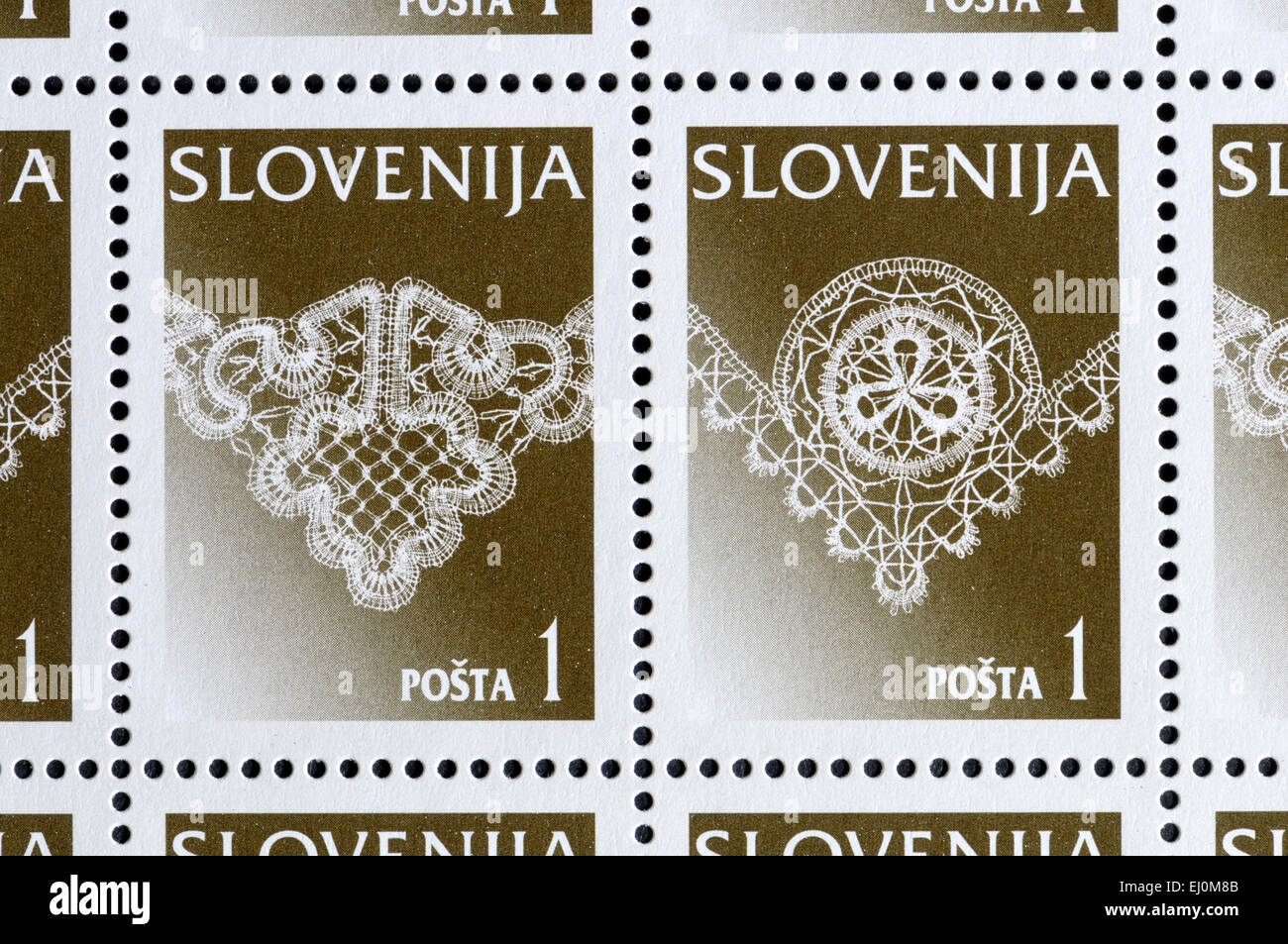 Franqueo esloveno stams mostrando Idrijan Lace - artesanía tradicional en Idria, Eslovenia. En pares se-tenant Foto de stock