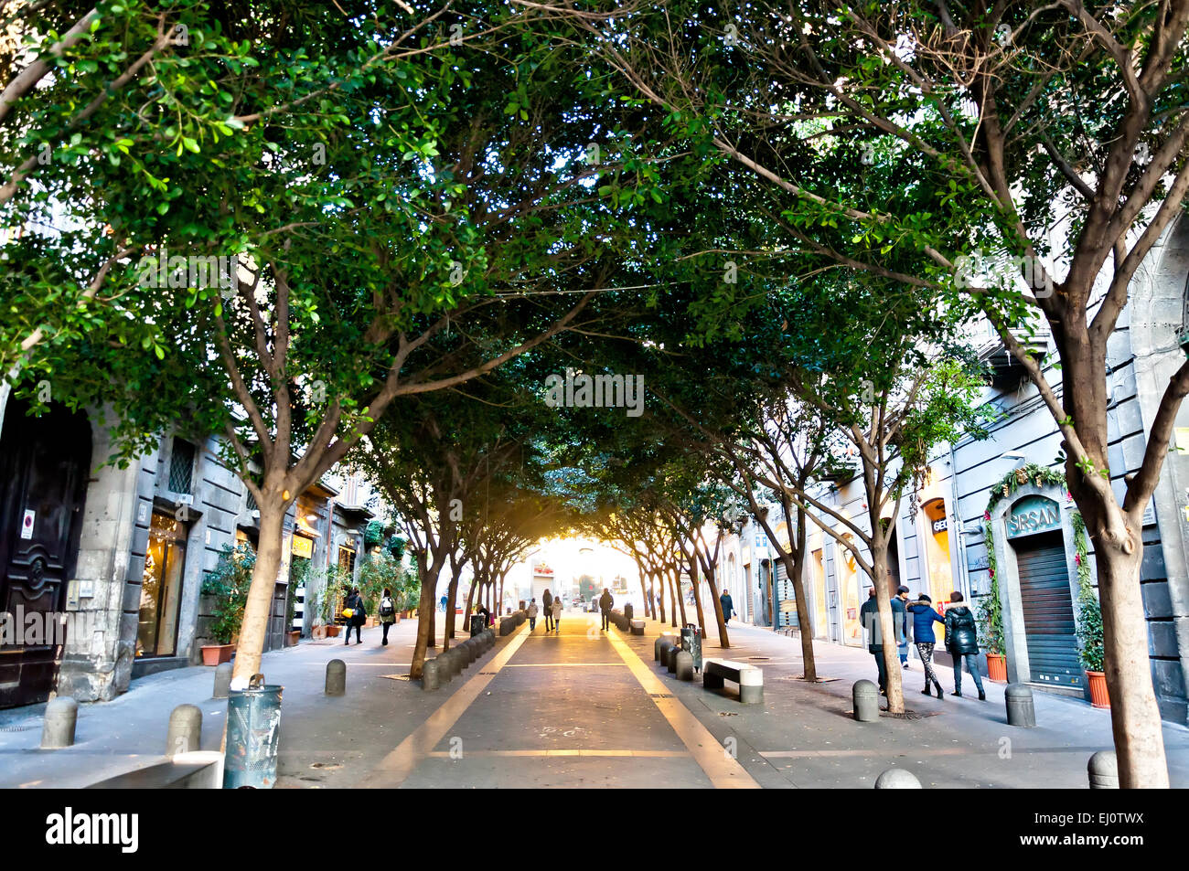 La famosa Via Chiaia street view en Nápoles, Italia. Foto de stock