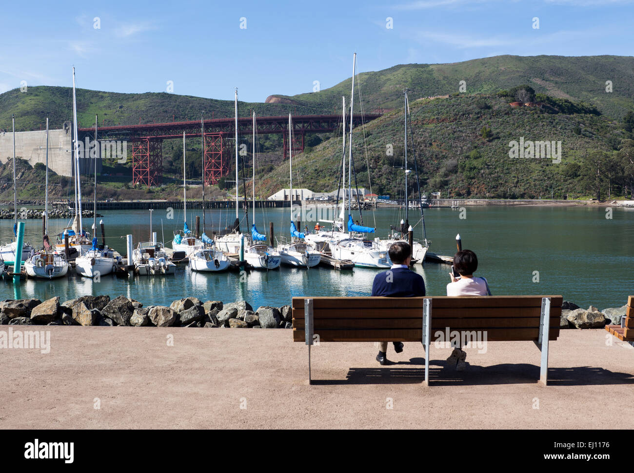 Los turistas asiáticos, sentado en un banco, Travis Marina, Marina, de Horseshoe Bay Road, Fort Baker, ciudad de Sausalito, Marin County, California Foto de stock